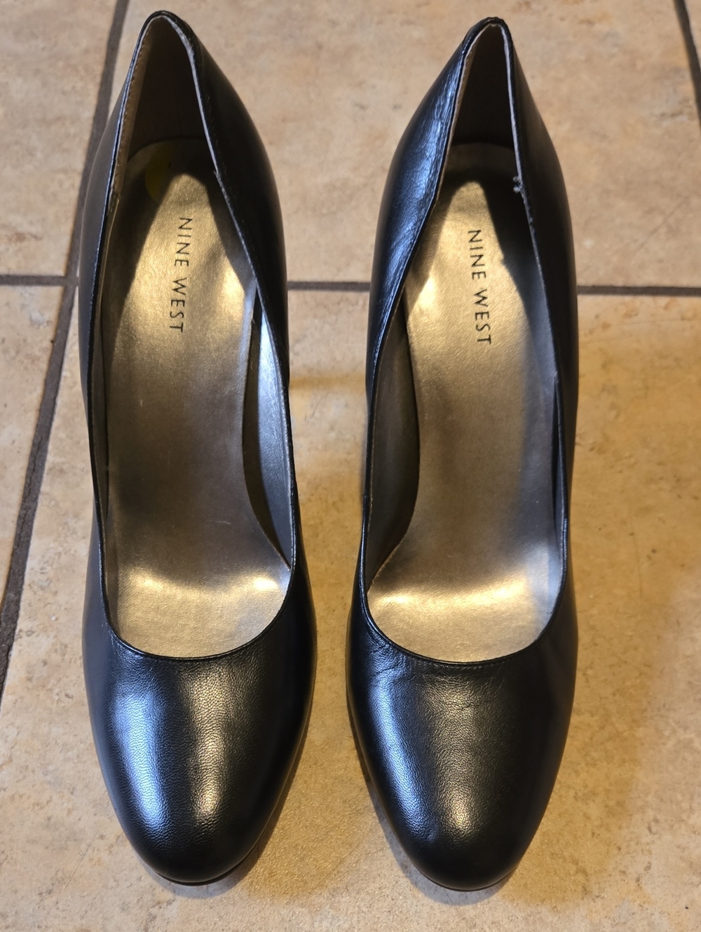 Nine West Black Leather Round-Toe Pump